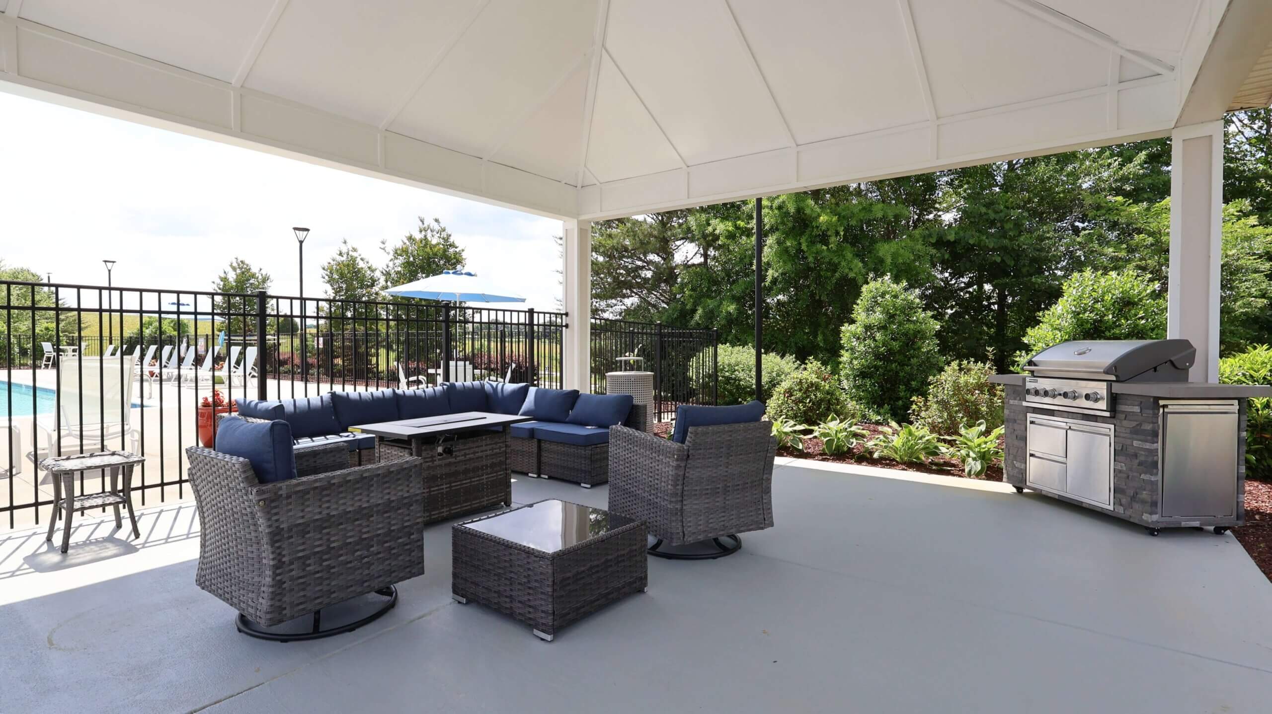 Fairway Village at Stoney Creek - Seating Area & Grill